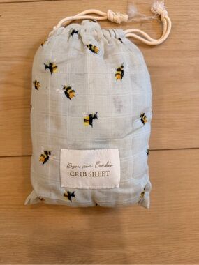 Milkbarn Bamboo Crib Sheet Bee